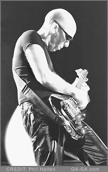 Joe Satriani (credit Phil Hatten)